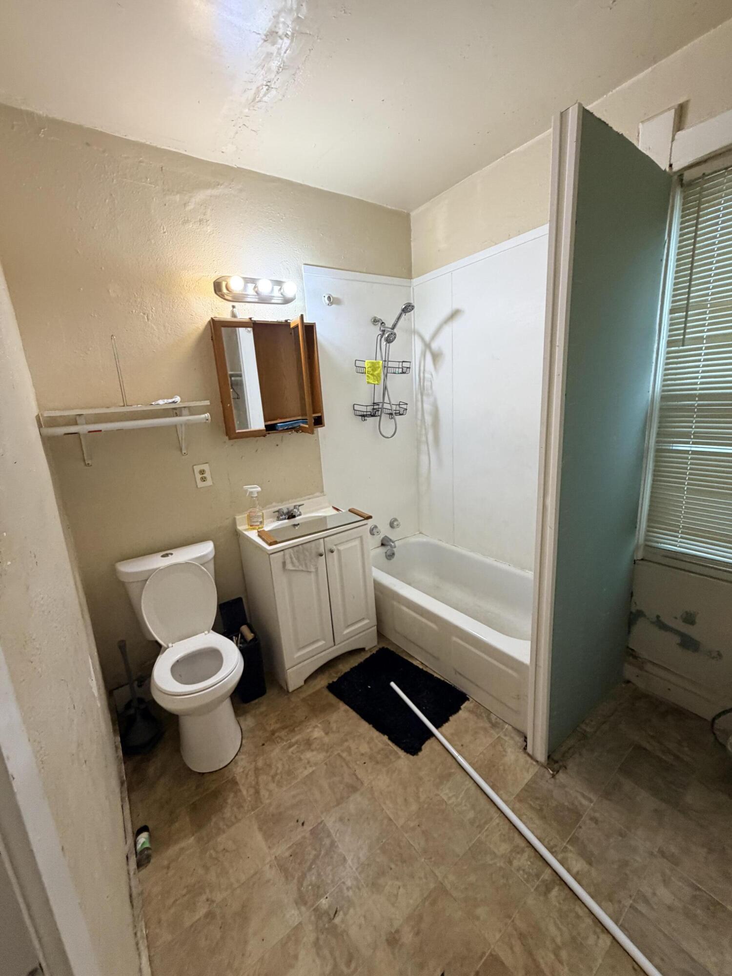 1304 West Ring Street Milwaukee, WI 53206 - Photo 6 of 20 Bathroom