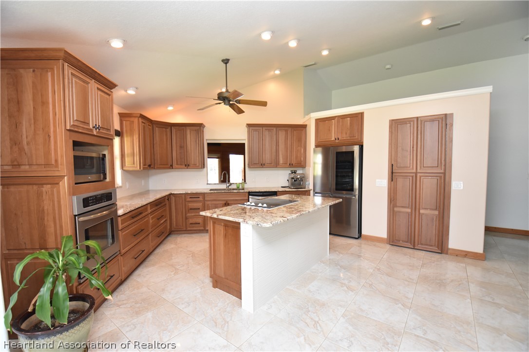 39 Cove Road Lake Placid, FL 33852 - Photo 3 of 24 Gallery Image 3