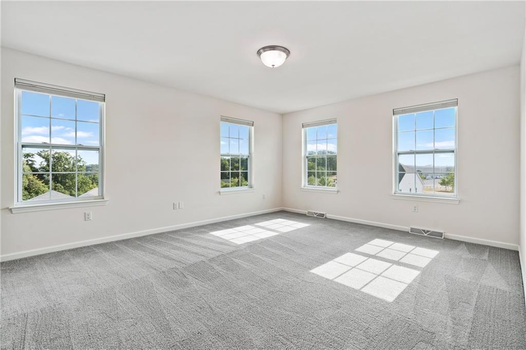 203 Southview Road Pittsburgh, PA 15237 - Photo 13 of 34 an empty room with windows