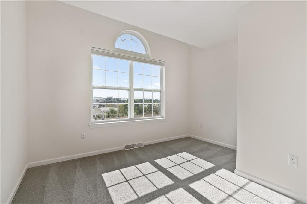 203 Southview Road Pittsburgh, PA 15237 - Photo 21 of 34 an empty room with windows