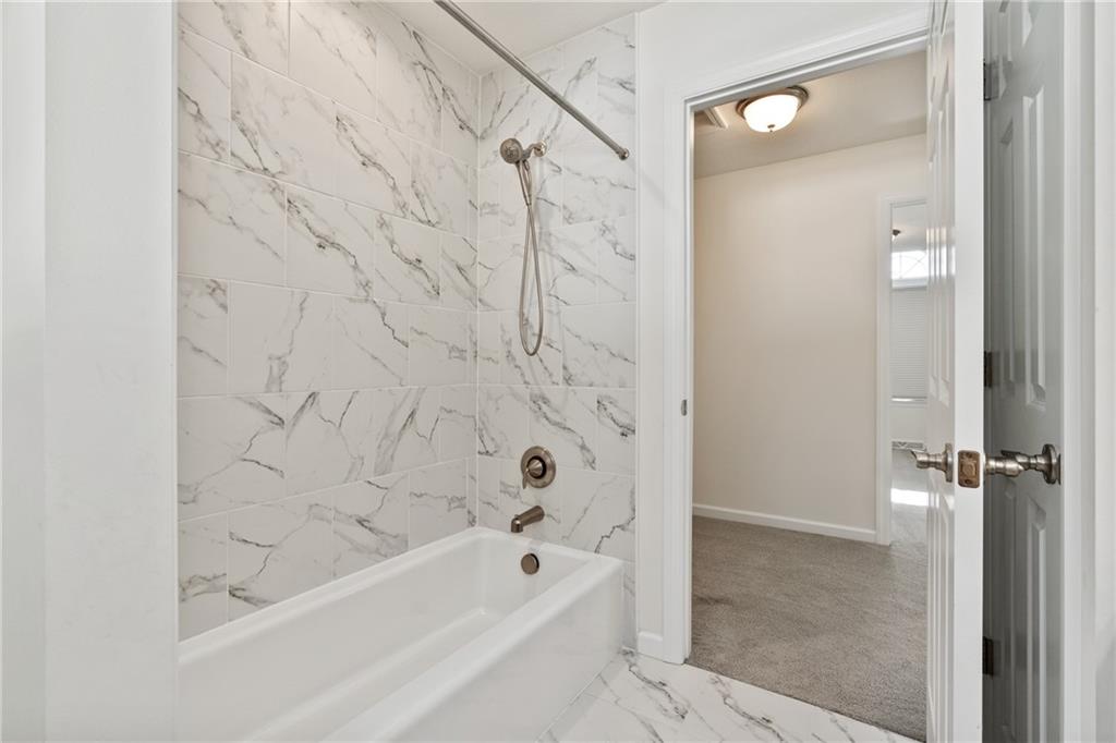 203 Southview Road Pittsburgh, PA 15237 - Photo 23 of 34 a bathroom with a bathtub