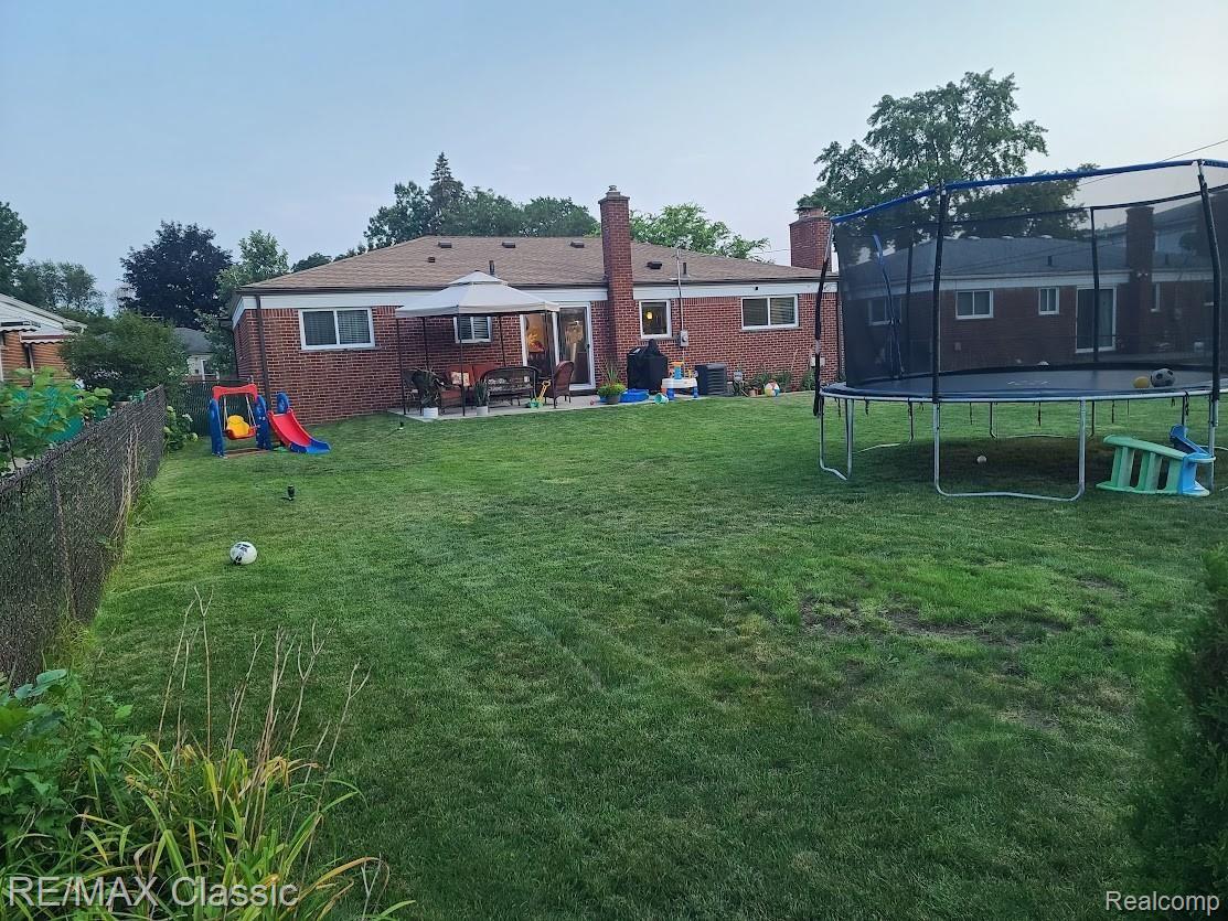 2367 Edwin Warren, MI 48092 - Photo 25 of 27 20210807_203606.jpg