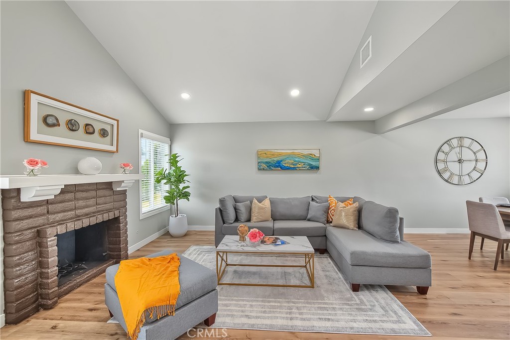 286 West Renwick Road Azusa, CA 91702 - Photo 25 of 75 Living Room