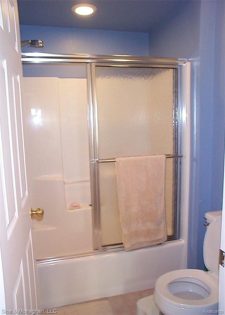 1935 River Road, Unit 23 St. Clair, MI 48079 - Photo 59 of 69 58 Guest Bath 2 Tub shower combo 1935 River #23.JPG