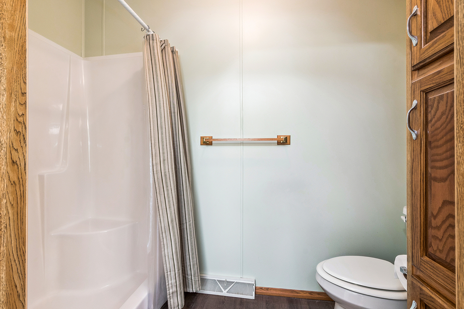 44 Petunia Circle Matteson, IL 60443 - Photo 15 of 20 a bathroom with a toilet and a shower