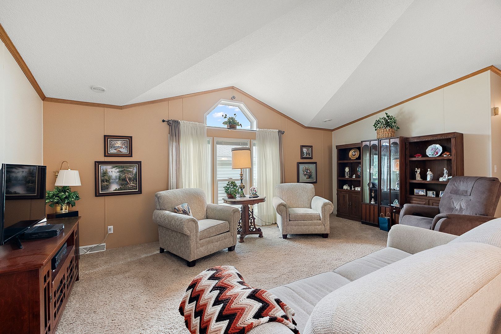 44 Petunia Circle Matteson, IL 60443 - Photo 5 of 20 a living room with furniture and a flat screen tv