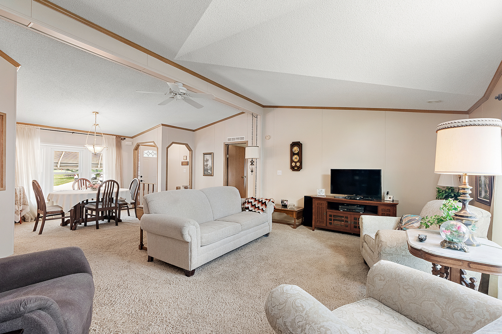 44 Petunia Circle Matteson, IL 60443 - Photo 7 of 20 a living room with furniture and a flat screen tv