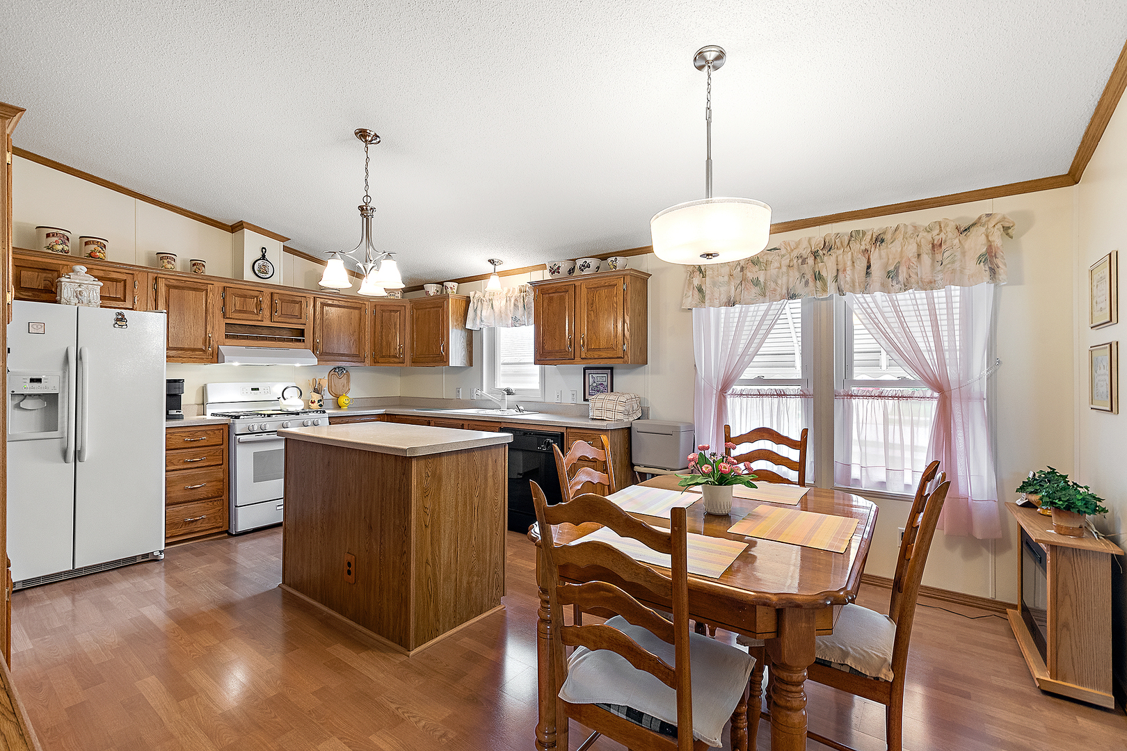 44 Petunia Circle Matteson, IL 60443 - Photo 8 of 20 a dining room with stainless steel appliances kitchen island granite countertop a stove a kitchen island a refrigerator and a view of living room
