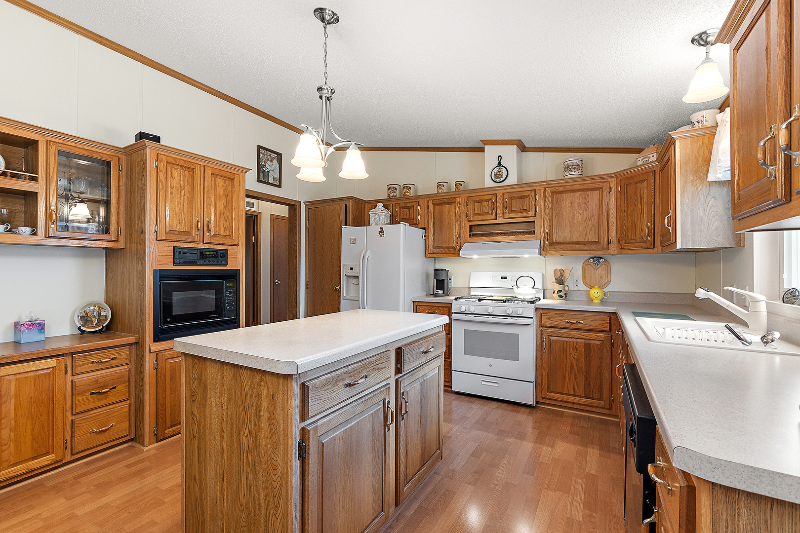 44 Petunia Circle Matteson, IL 60443 - Photo 9 of 20 a kitchen with a refrigerator stove and sink