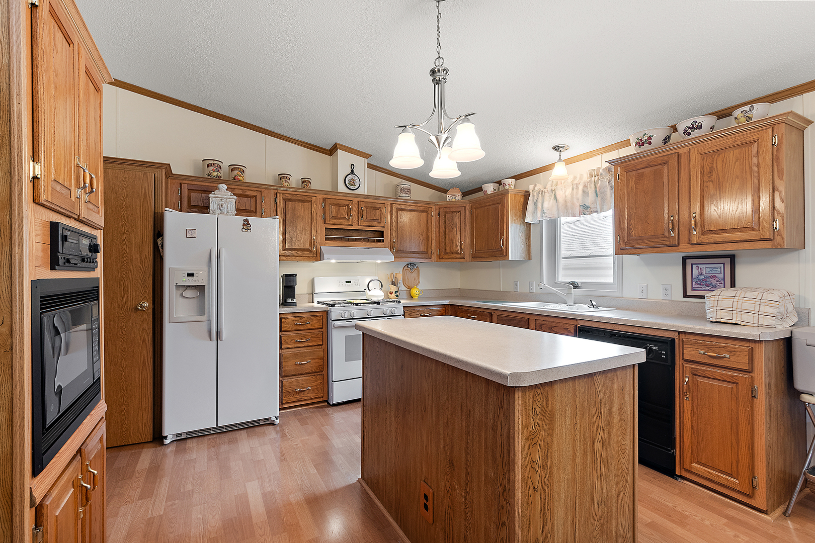 44 Petunia Circle Matteson, IL 60443 - Photo 10 of 20 a kitchen with stainless steel appliances granite countertop a sink stove and refrigerator