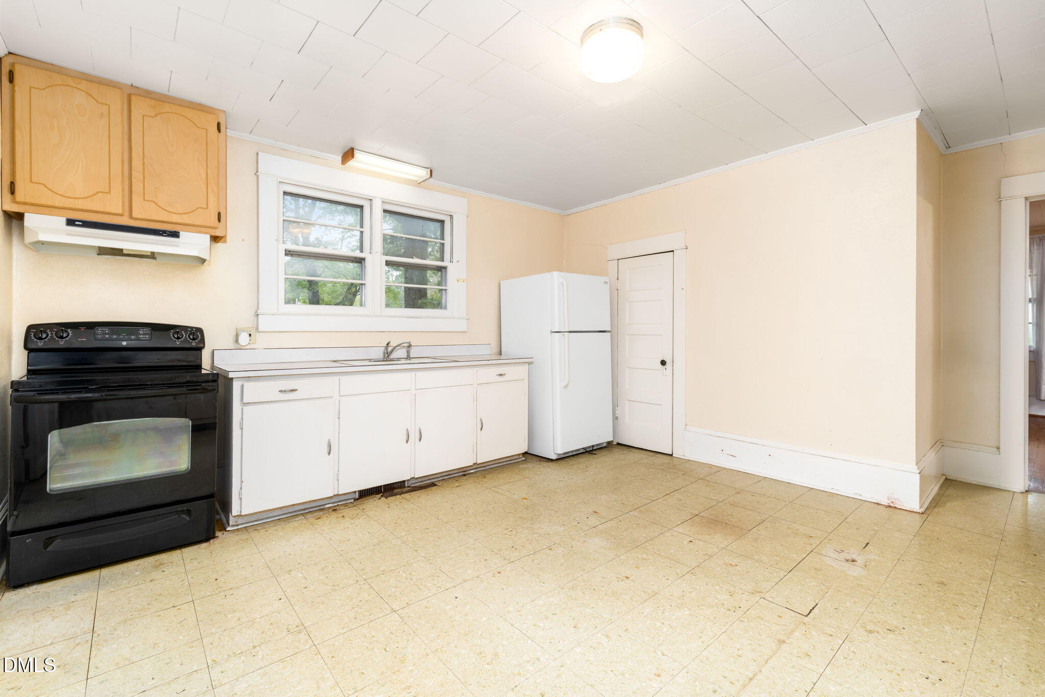 1089 Gillburg Road Henderson, NC 27537 - Photo 8 of 32 a kitchen with a stove a sink and a microwave