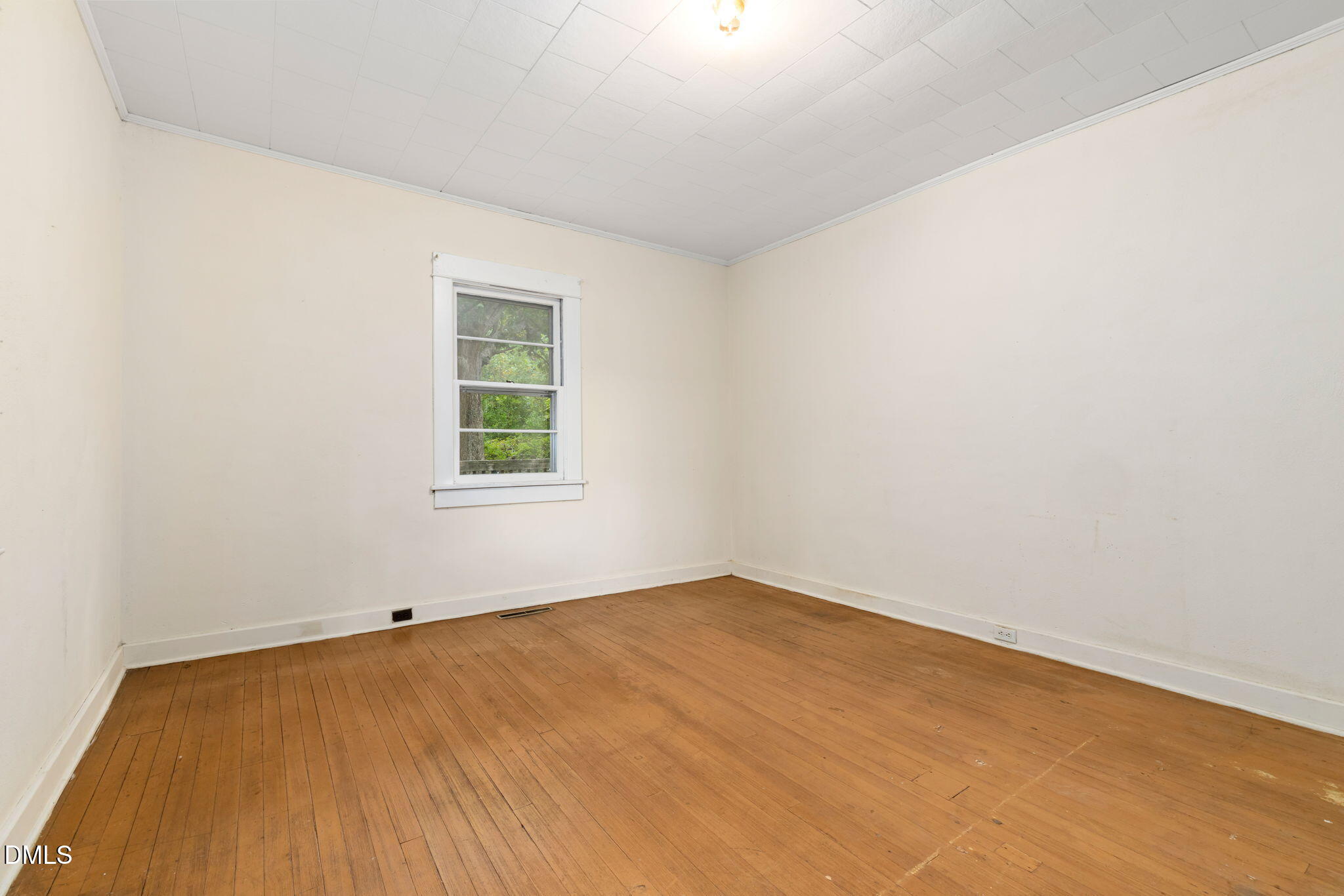 1089 Gillburg Road Henderson, NC 27537 - Photo 20 of 32 an empty room with a window