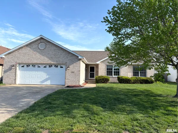 $299,900 | 1009 Monarch Drive, Chatham, IL 62629