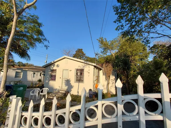 a view of a dinning table and chairs in patio