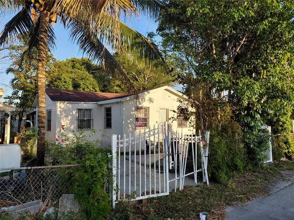 a view of a house with a trees