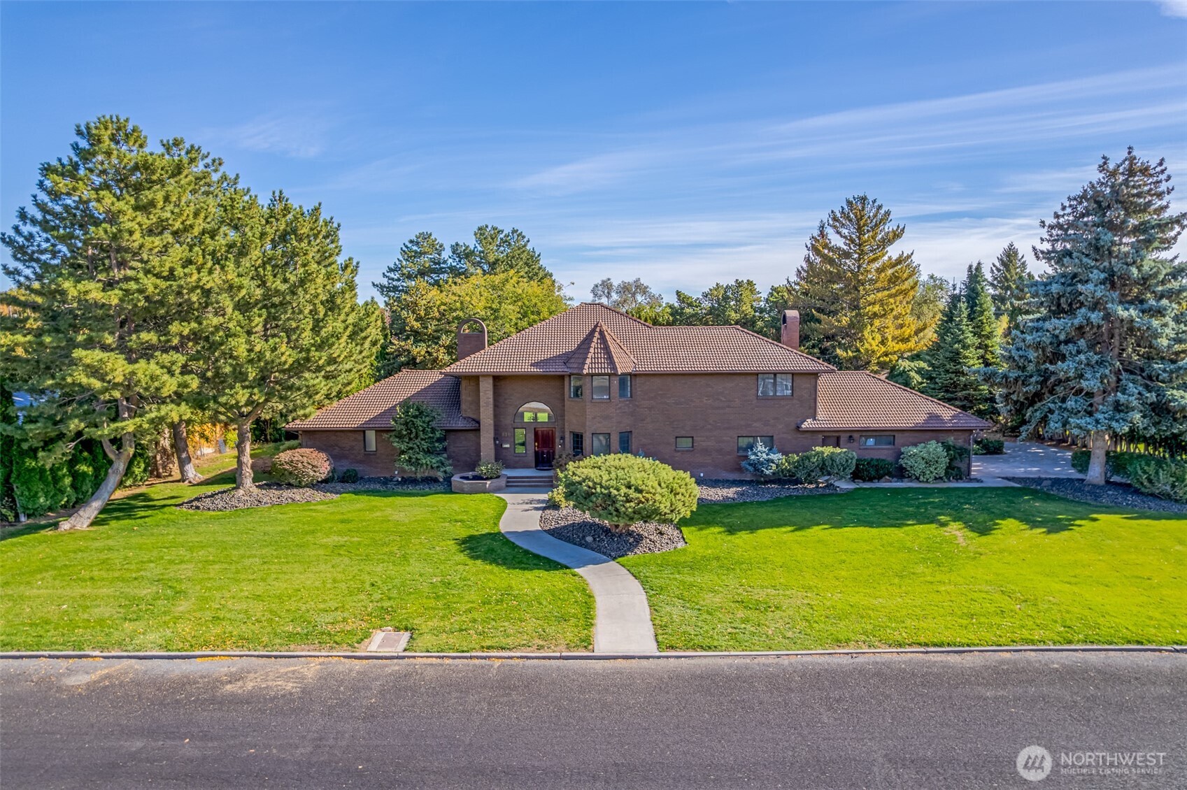810 D Street Southwest Ephrata, WA 98823 - Photo 1 of 40 a front view of house with yard and green space