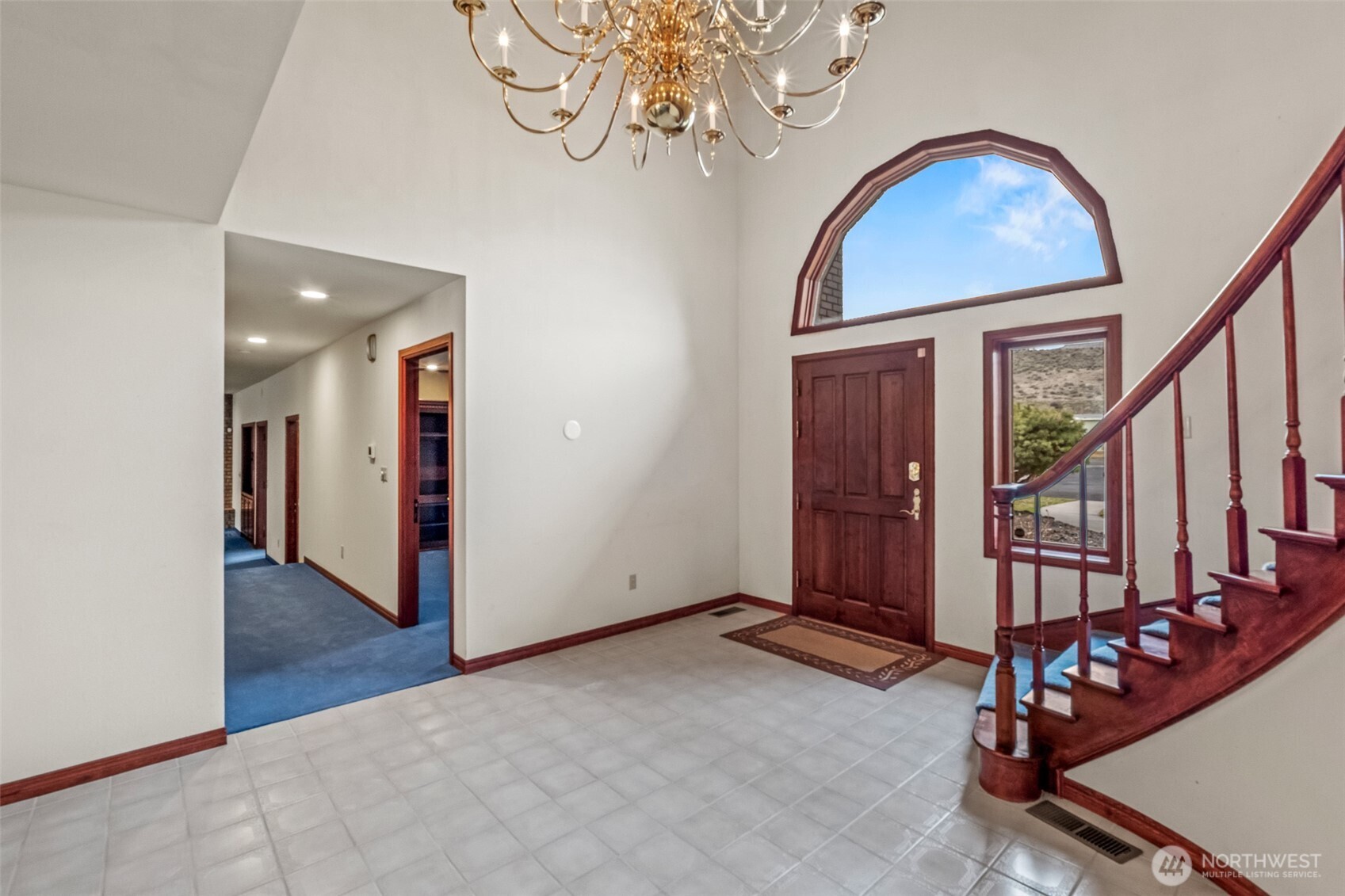 810 D Street Southwest Ephrata, WA 98823 - Photo 11 of 40 an entryway with a workspace