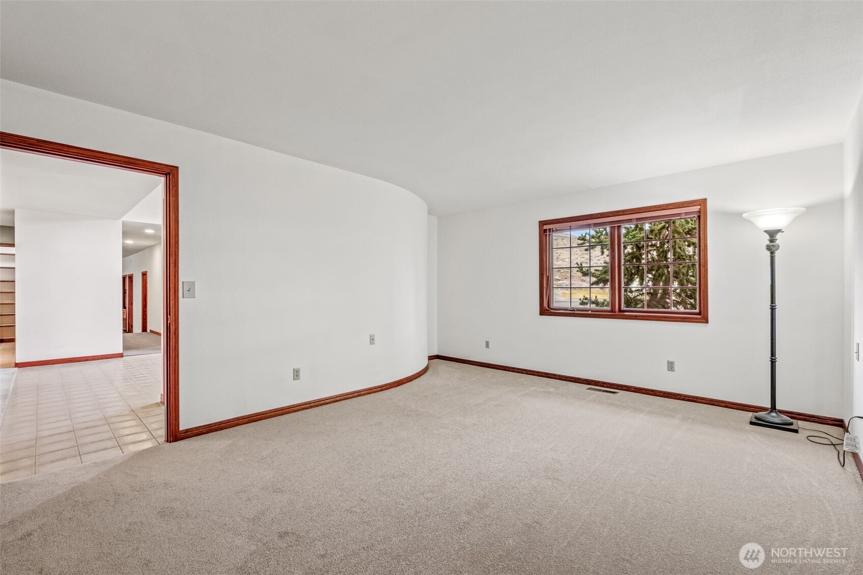 810 D Street Southwest Ephrata, WA 98823 - Photo 25 of 40 an empty room with windows