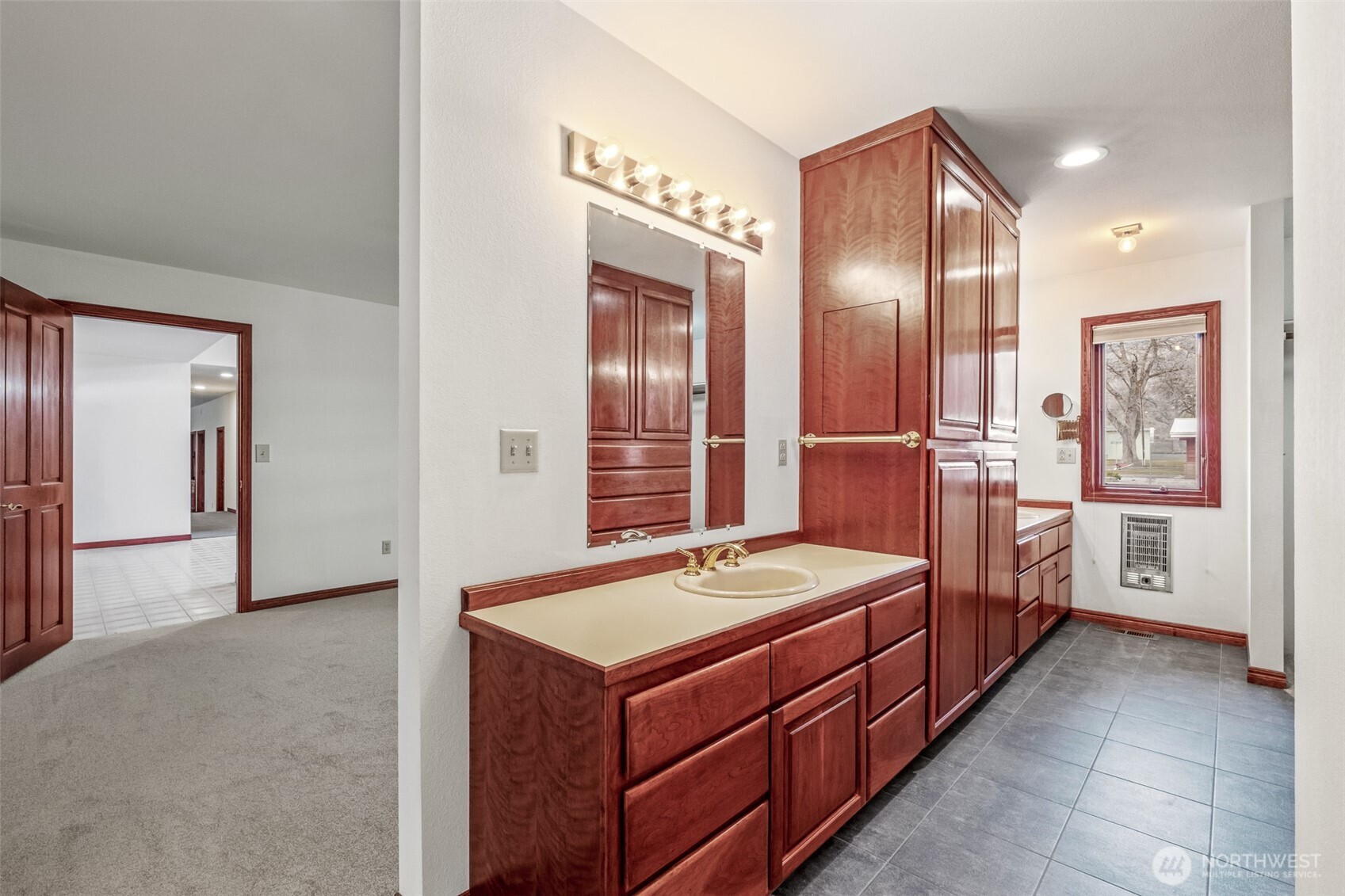 810 D Street Southwest Ephrata, WA 98823 - Photo 29 of 40 a spacious bathroom with a tub sink and mirror