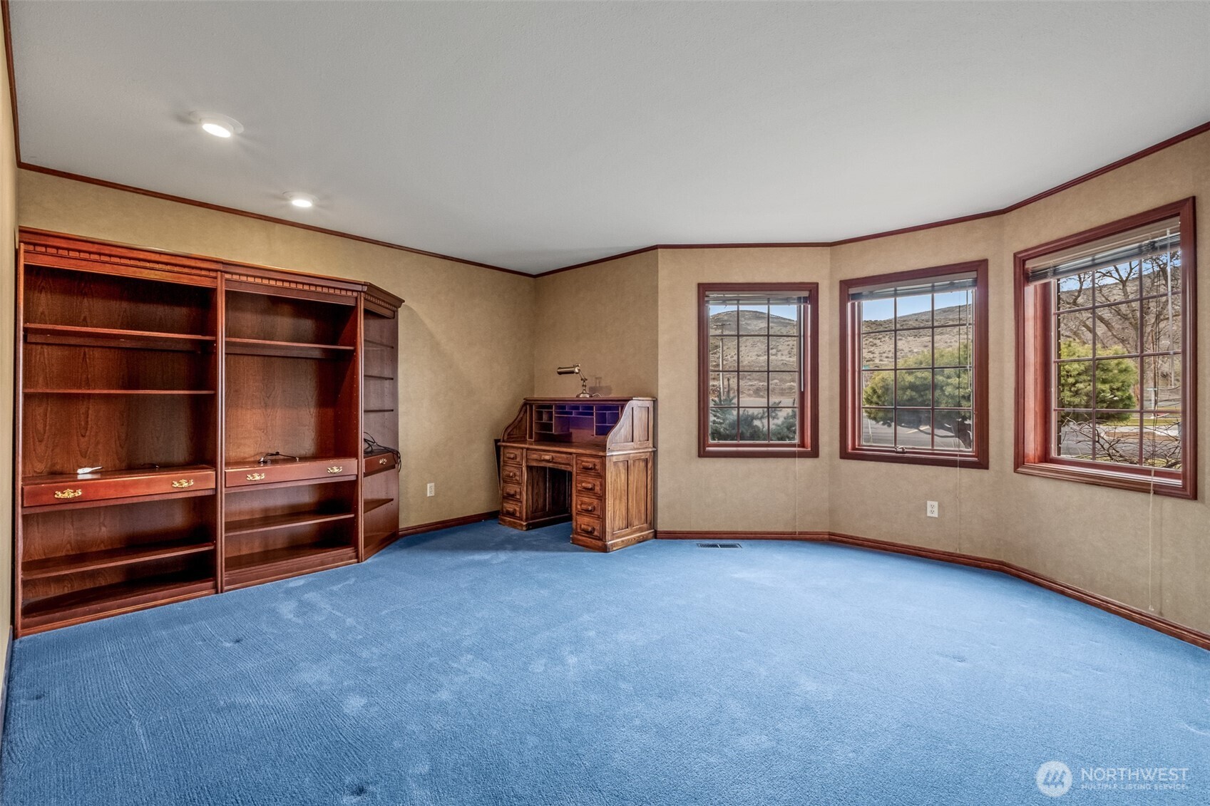 810 D Street Southwest Ephrata, WA 98823 - Photo 30 of 40 an empty room with furniture and a window