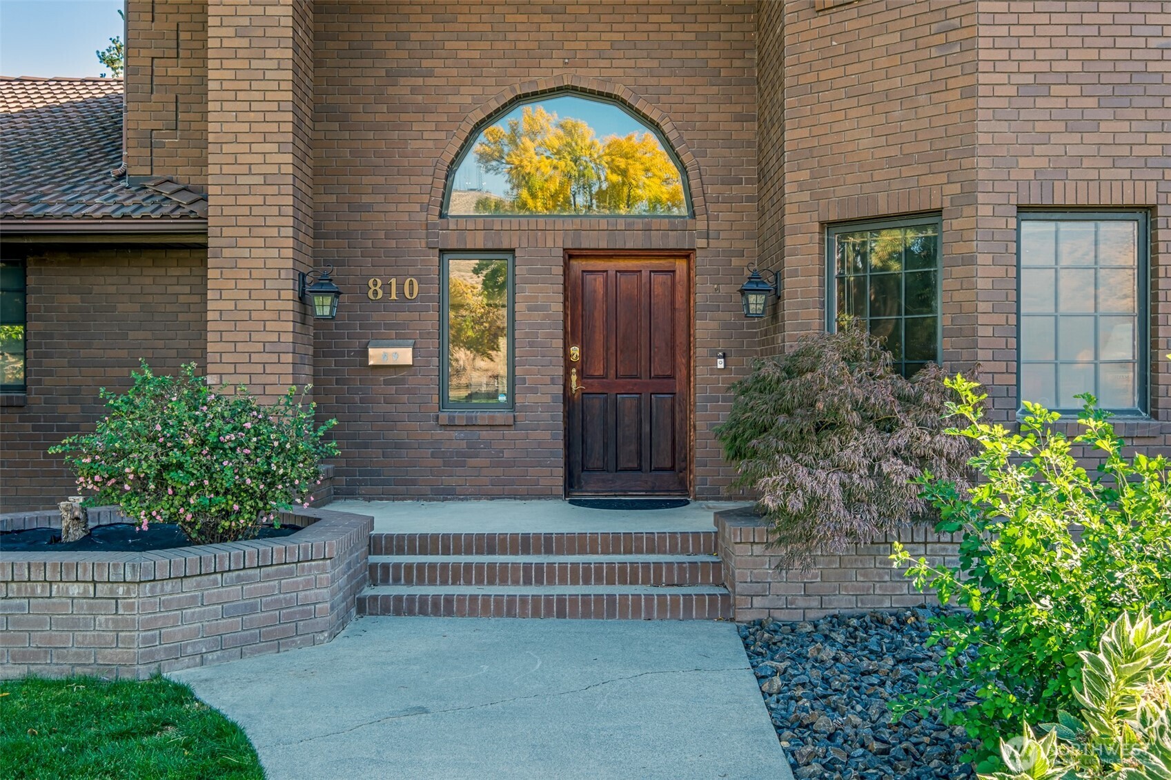 810 D Street Southwest Ephrata, WA 98823 - Photo 3 of 40 a front view of a house having garden