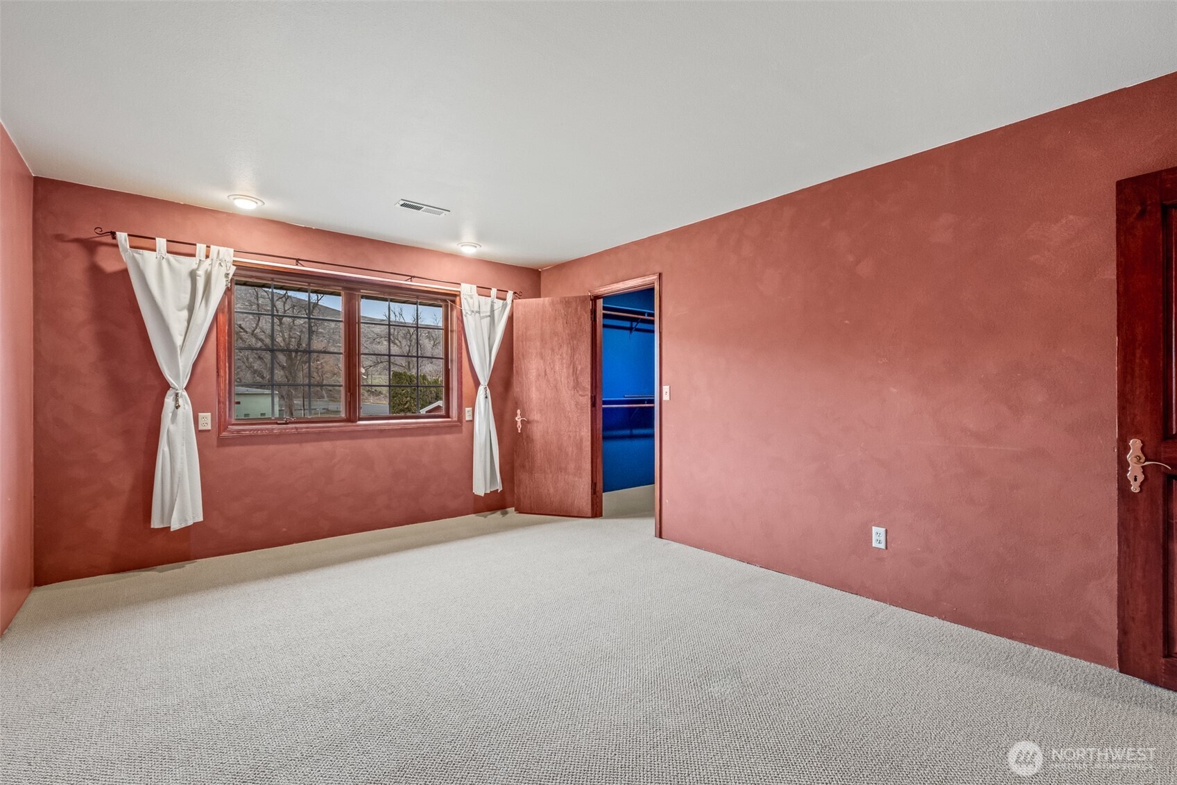810 D Street Southwest Ephrata, WA 98823 - Photo 31 of 40 a view of an empty room with a window