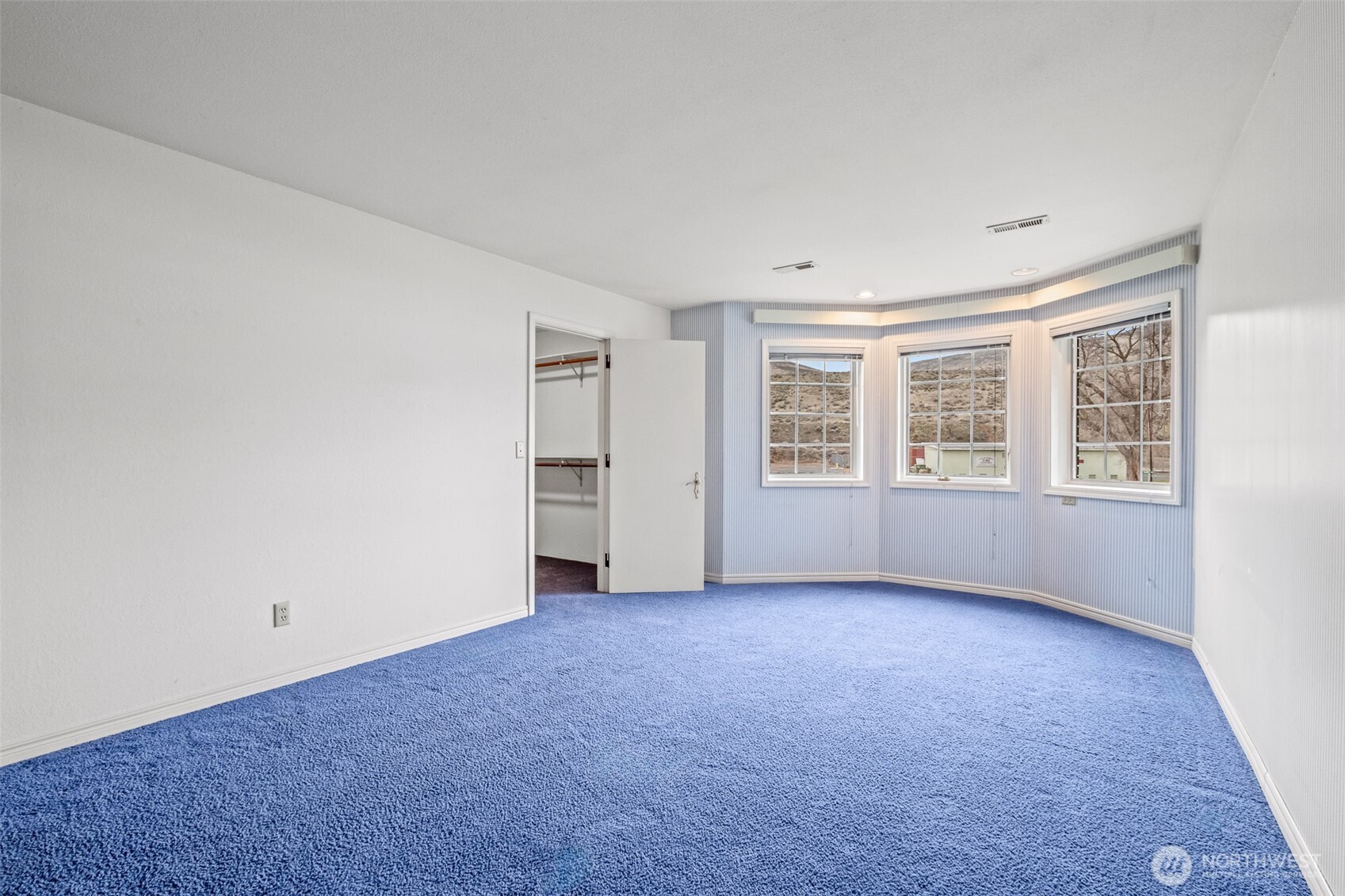 810 D Street Southwest Ephrata, WA 98823 - Photo 32 of 40 an empty room with windows
