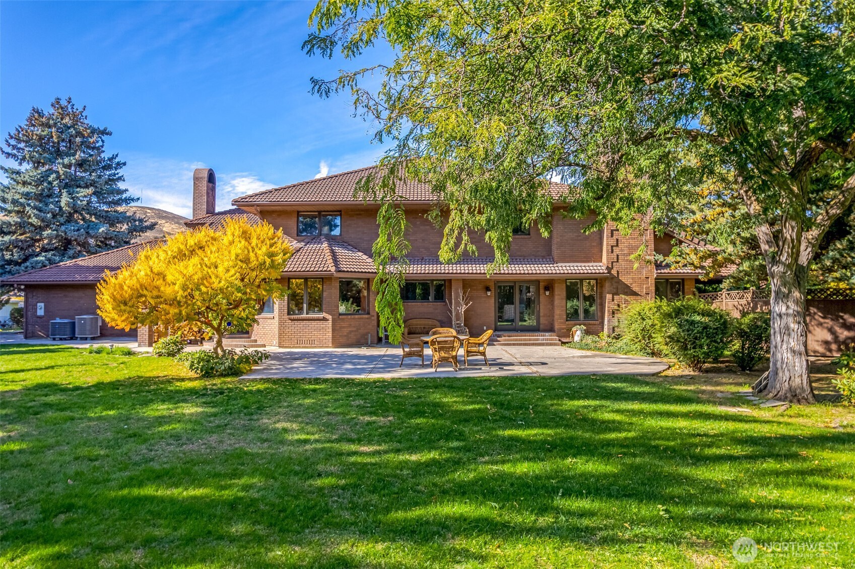 810 D Street Southwest Ephrata, WA 98823 - Photo 8 of 40 a front view of a house with garden and trees