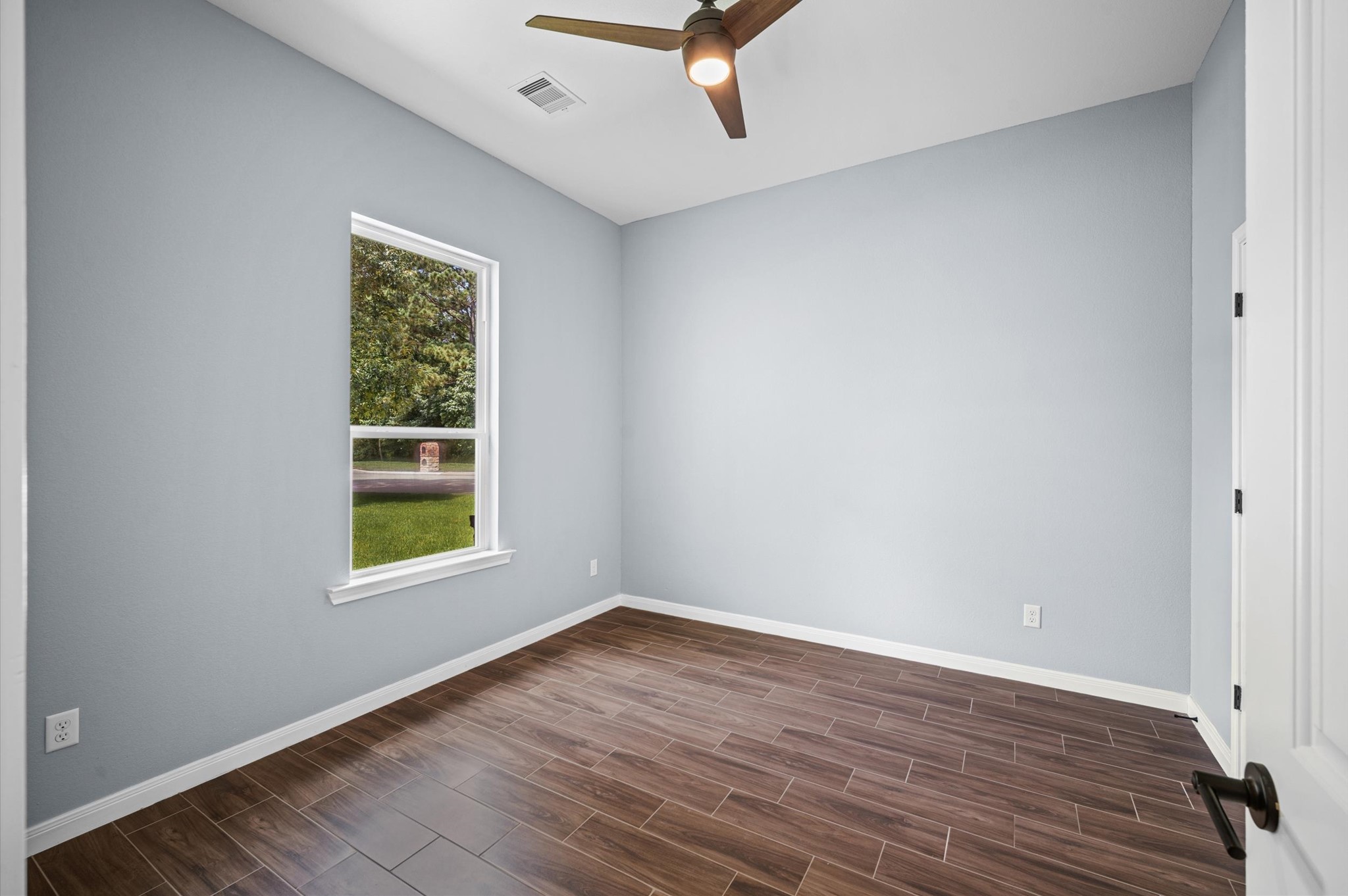 7 Pilot Point Conroe, TX 77304 - Photo 16 of 47 an empty room with a window