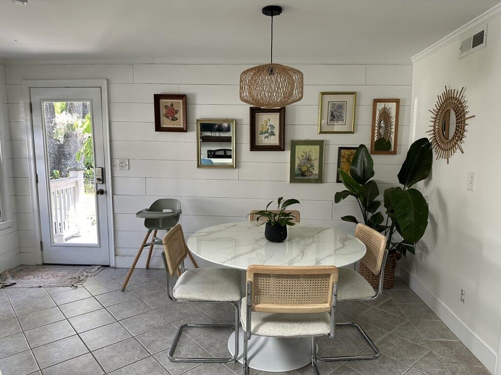238 Howle Avenue Charleston, SC 29412 - Photo 17 of 38 Eat in Kitchen with table