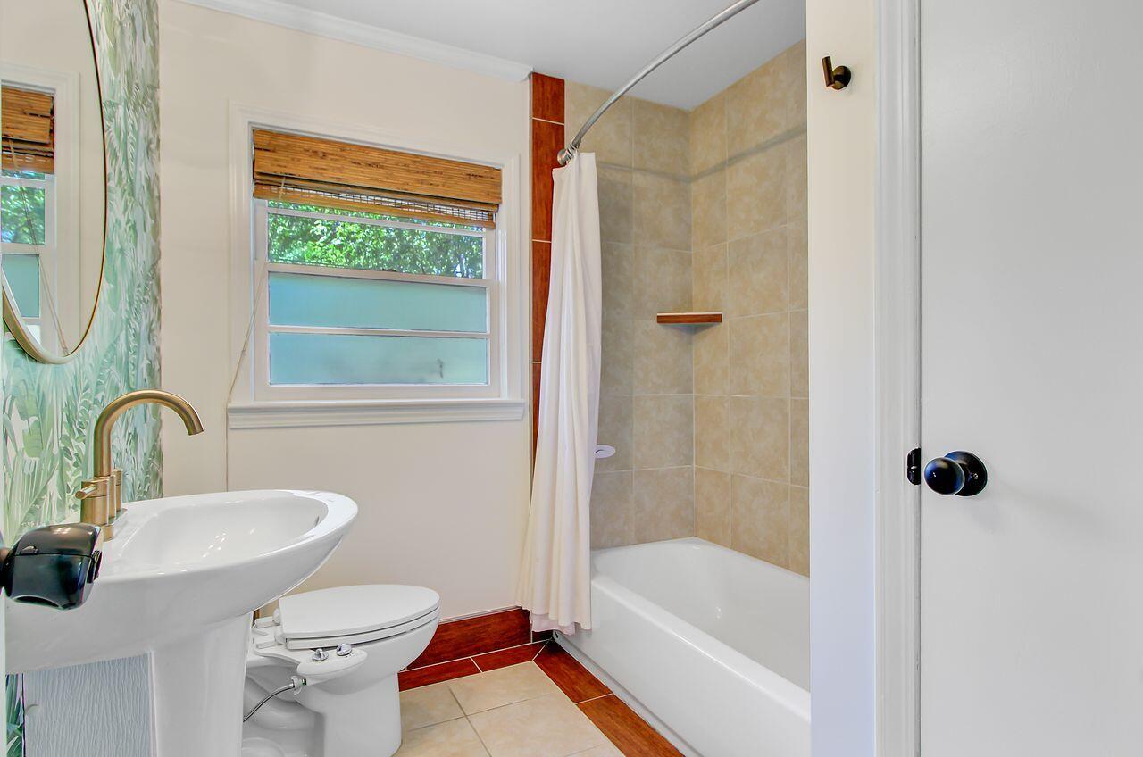238 Howle Avenue Charleston, SC 29412 - Photo 24 of 38 Hall Bath