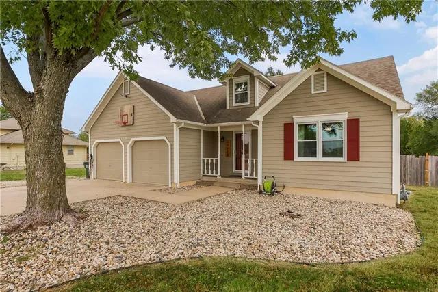 $499,900 | 15855 Gardner West Road, Gardner, KS 66030