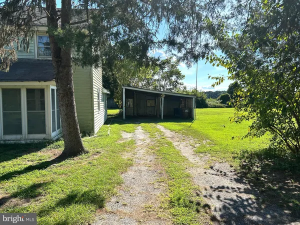 a view of a backyard