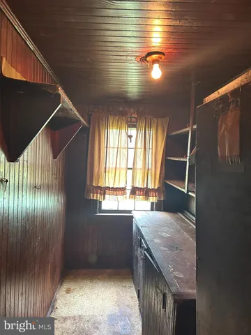 a view of entryway with a hall