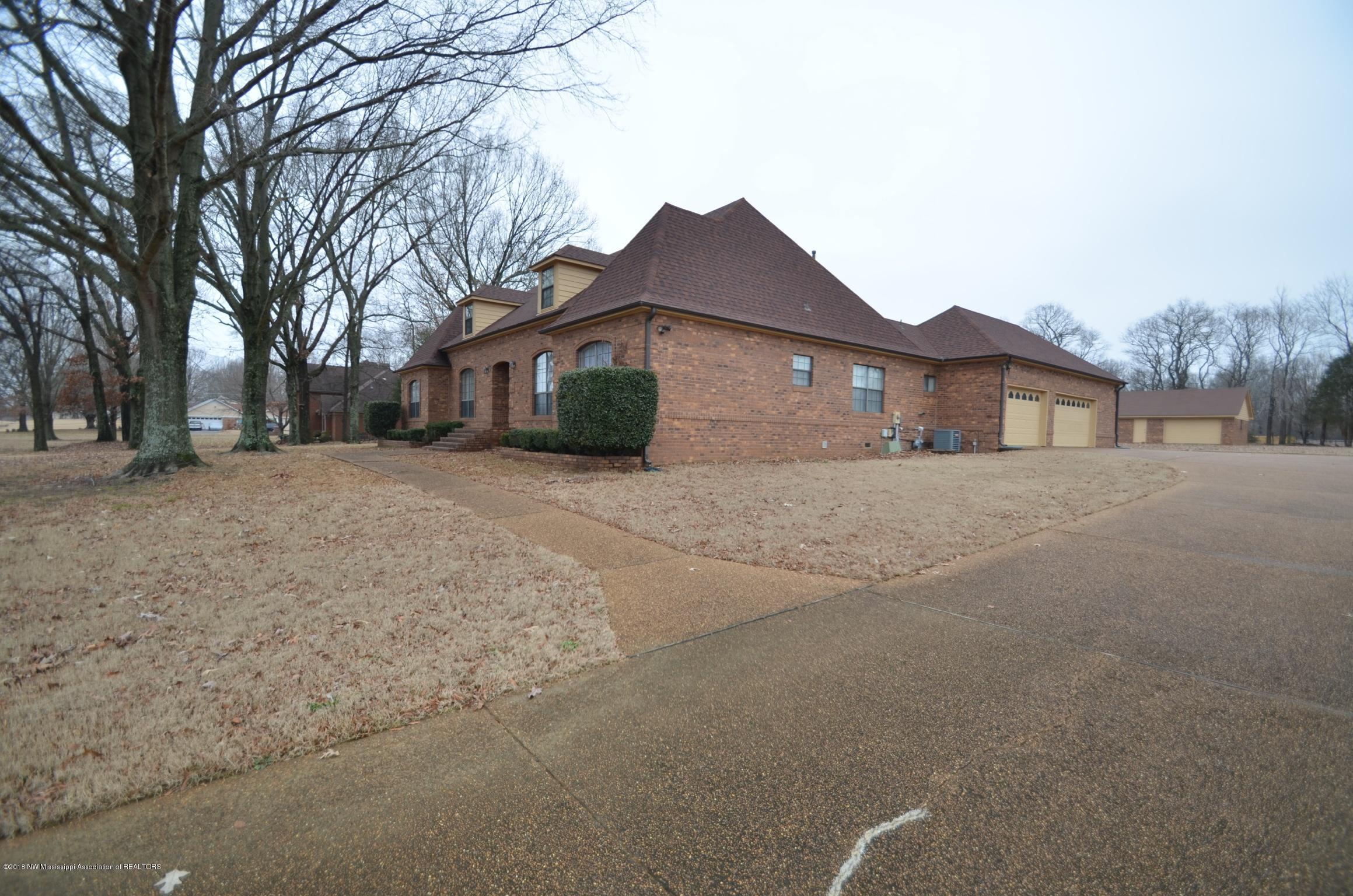 3460 Plum Point Road East Olive Branch, MS 38654 - Photo 2 of 50 017f7d3a71530eef992c186a3be2d9c079248e15