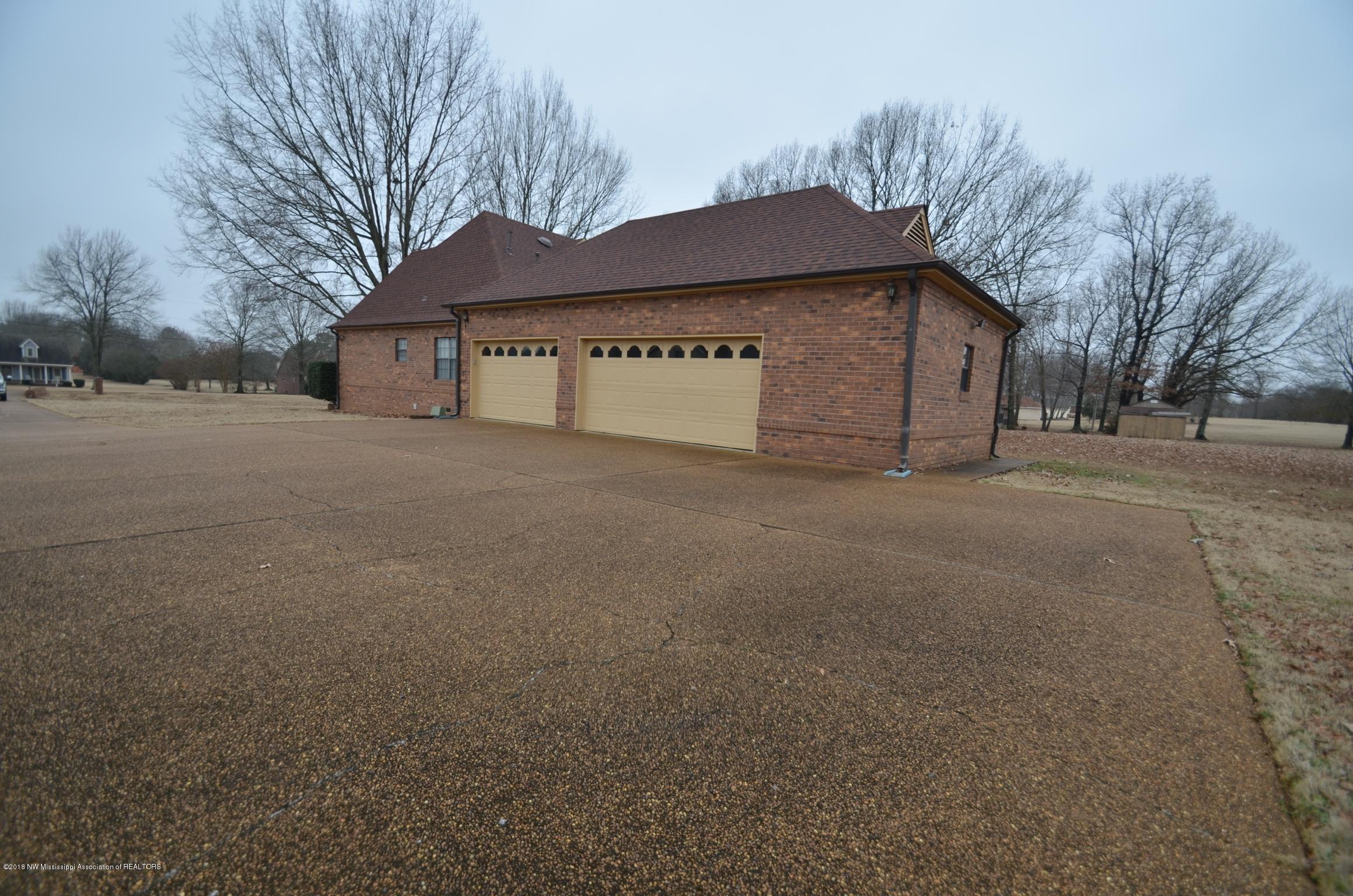 3460 Plum Point Road East Olive Branch, MS 38654 - Photo 6 of 50 010fe905c2920aeba5c0ebdff61a3bd1f282b4fa