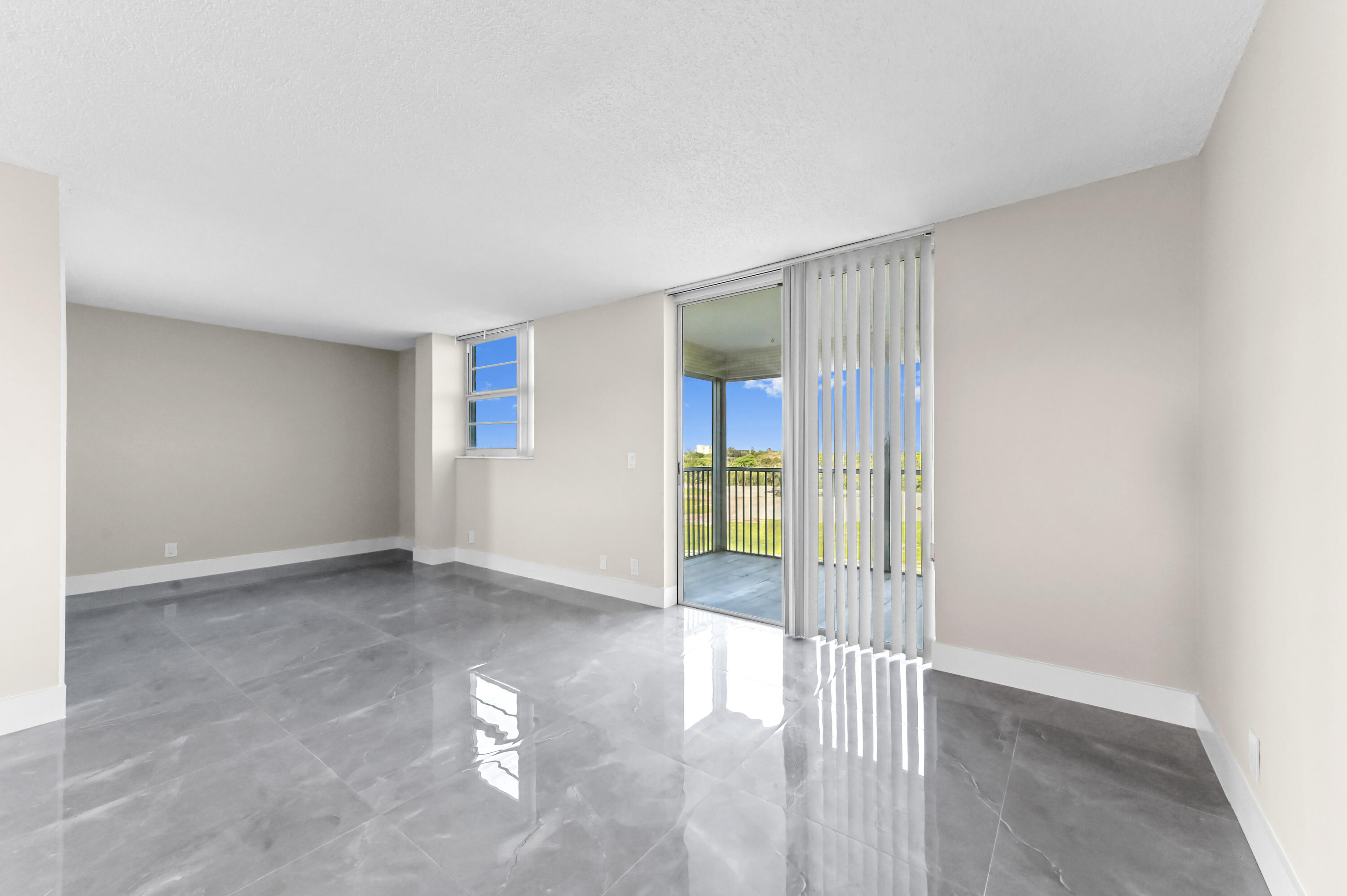 5500 Northwest 2nd Avenue, Unit 617 Boca Raton, FL 33487 - Photo 12 of 38 Living room