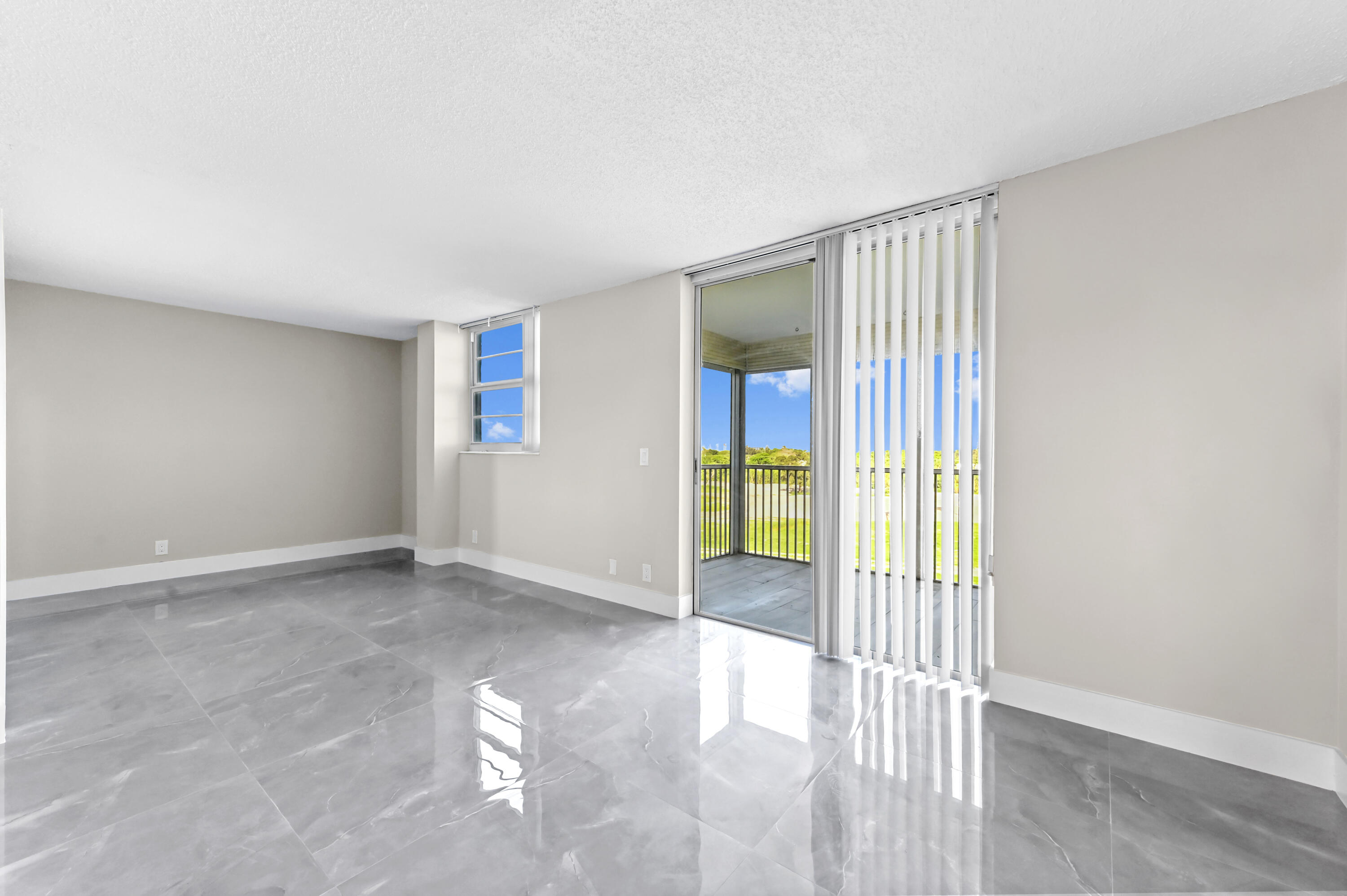 5500 Northwest 2nd Avenue, Unit 617 Boca Raton, FL 33487 - Photo 13 of 38 Living room