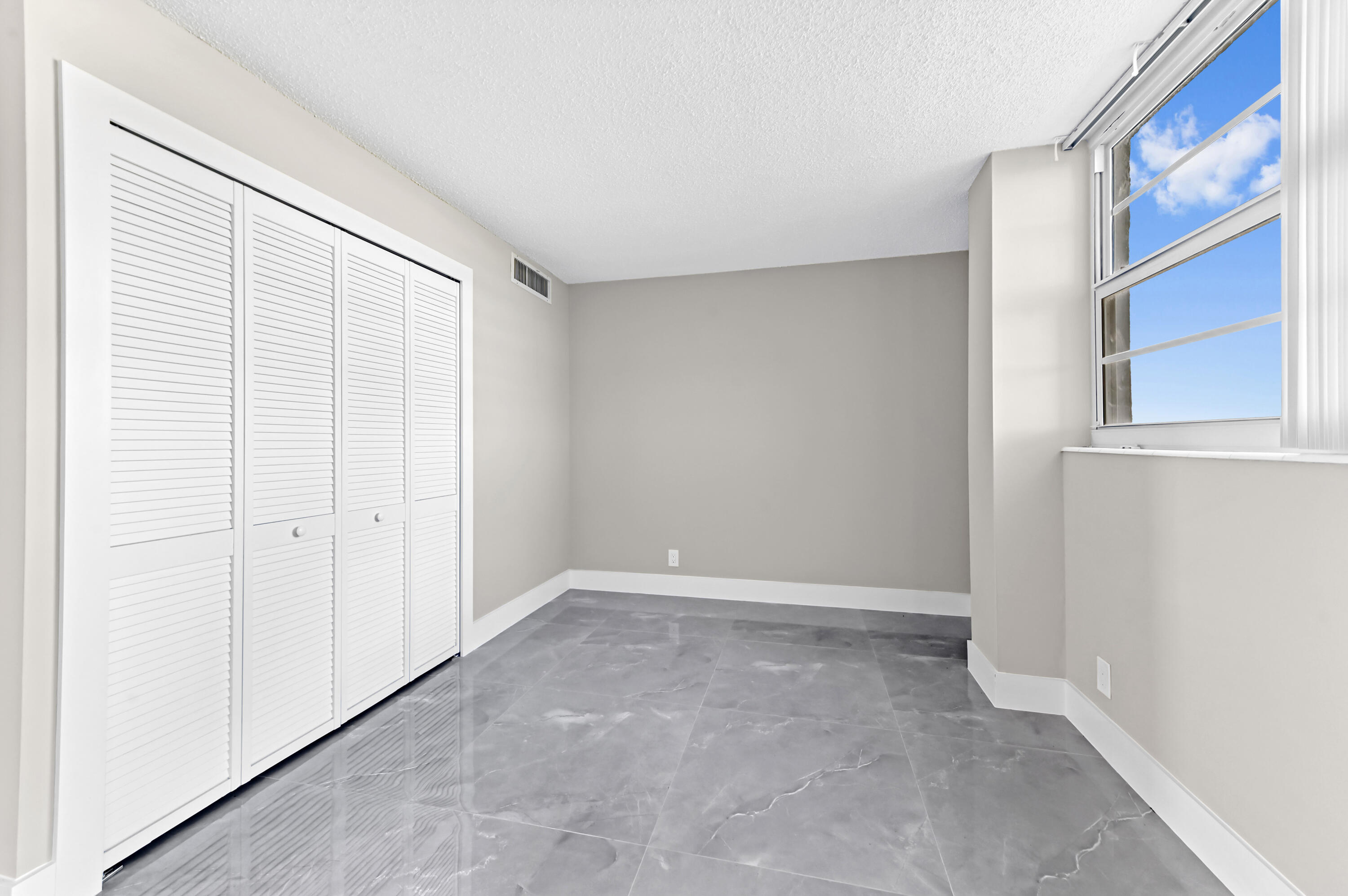 5500 Northwest 2nd Avenue, Unit 617 Boca Raton, FL 33487 - Photo 15 of 38 Living room