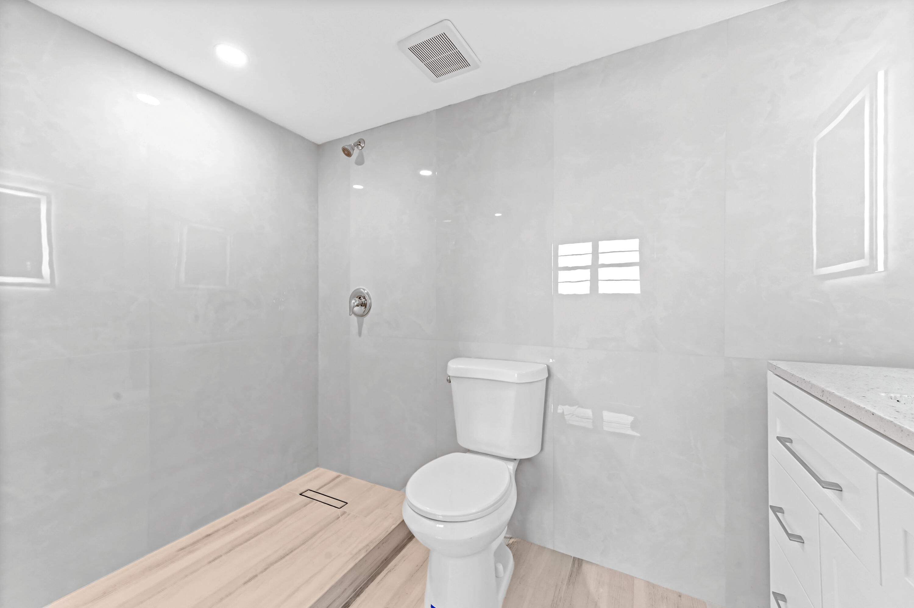 5500 Northwest 2nd Avenue, Unit 617 Boca Raton, FL 33487 - Photo 25 of 38 Primary Bathroom