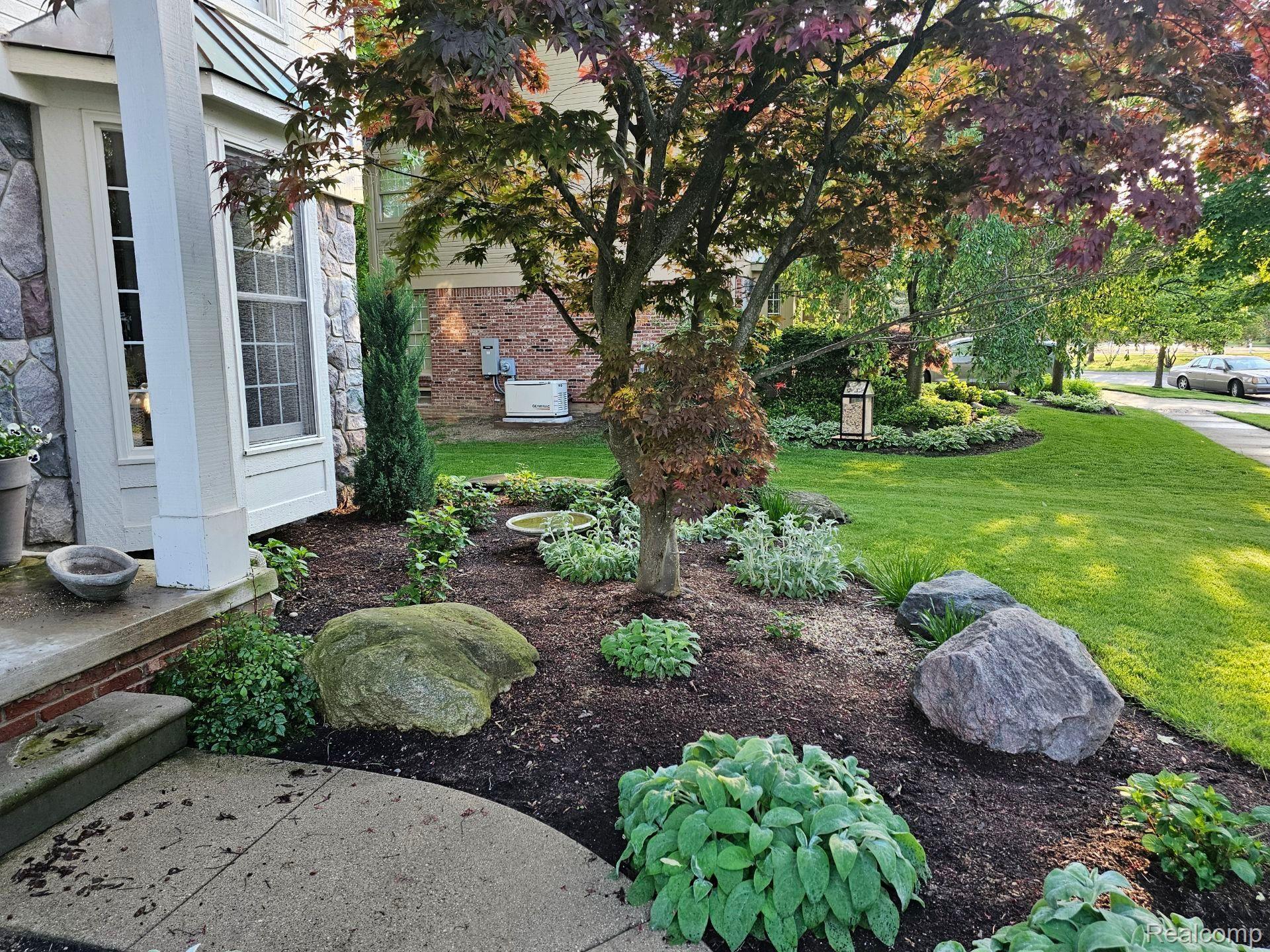 1006 Pointe Pl Boulevard Rochester, MI 48307 - Photo 29 of 33 Professional Looking Landscaping