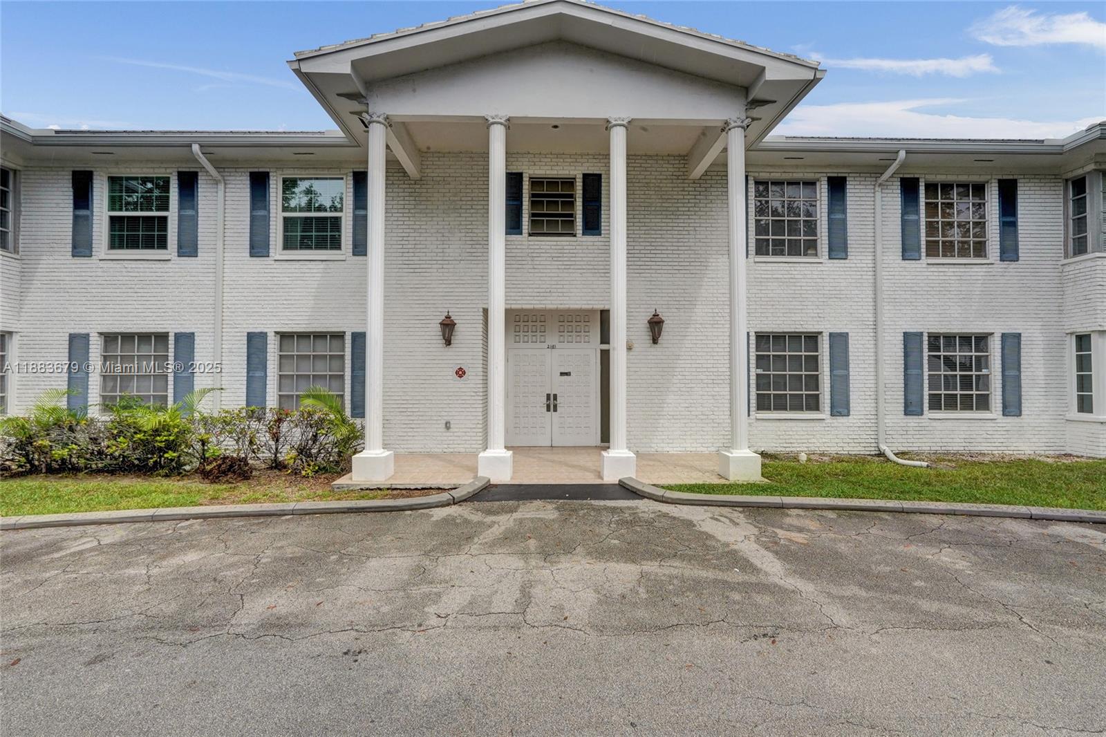2181 Northeast 67th Street, Unit 622 Fort Lauderdale, FL 33308 - Photo 4 of 28 front view of a house