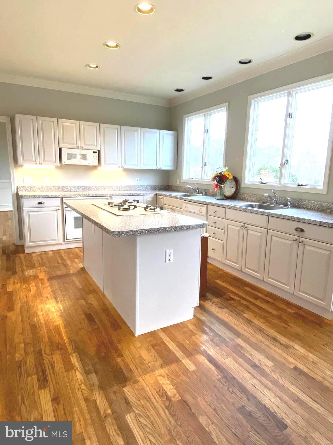 10431 Pineview Road Manassas, VA 20111 - Photo 3 of 51 Professionally updated kitchen cabinets