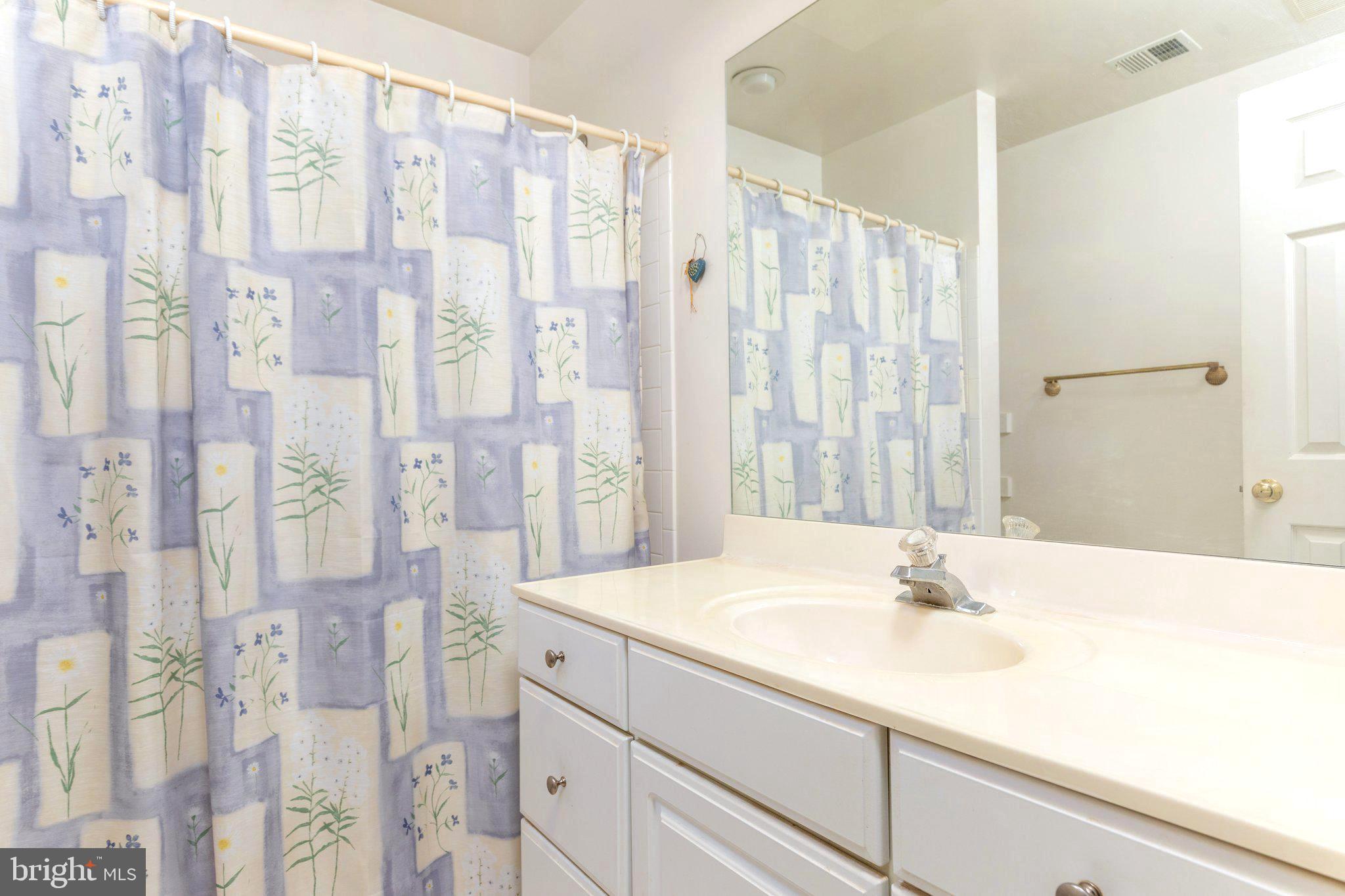 10431 Pineview Road Manassas, VA 20111 - Photo 33 of 51 Nicely sized secondary full bathroom