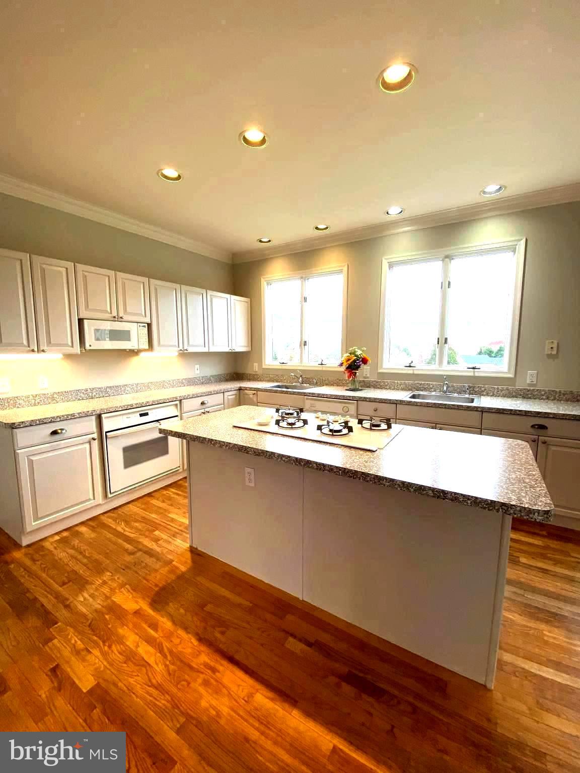 10431 Pineview Road Manassas, VA 20111 - Photo 5 of 51 Great kitchen cabinet update