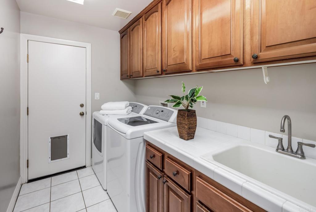29190 Crystal Ridge Court Escondido, CA 92026 - Photo 16 of 41 Laundry