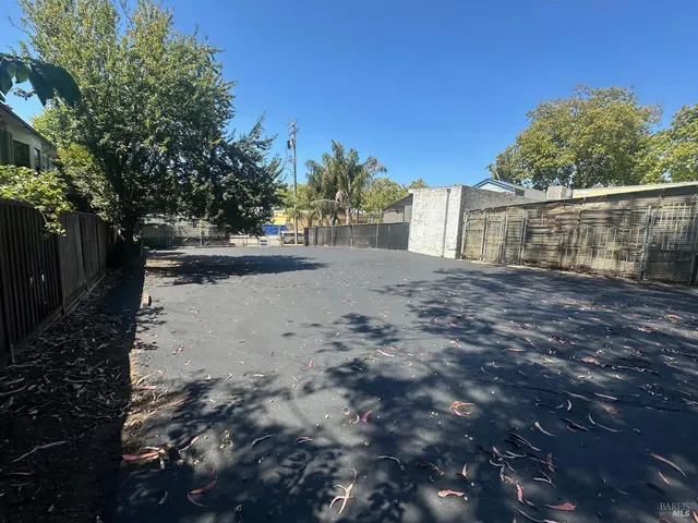 a view of a backyard