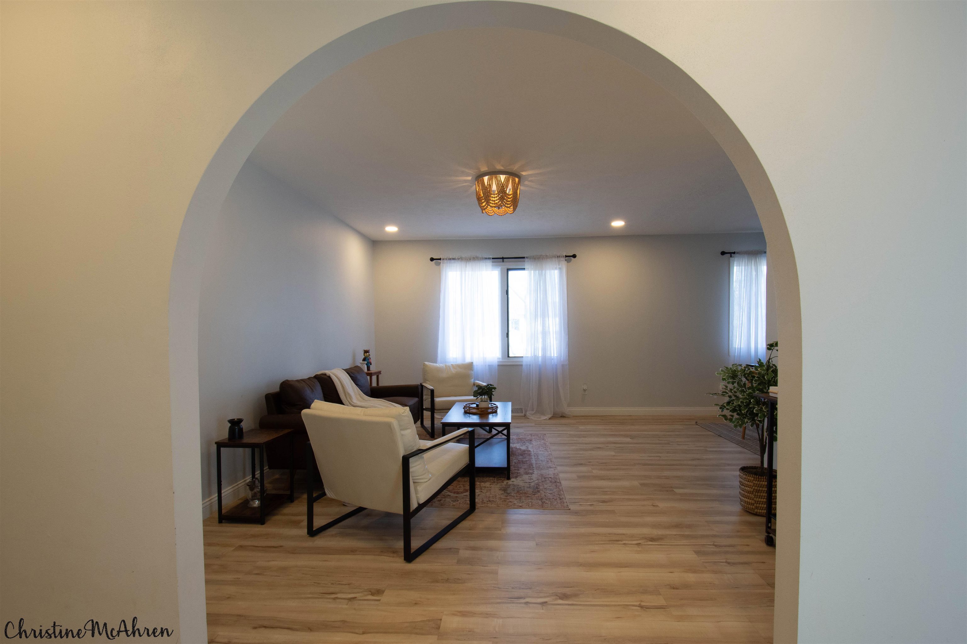 6410 Grassridge Road Rockford, IL 61108 - Photo 4 of 31 a living room with furniture and a potted plant