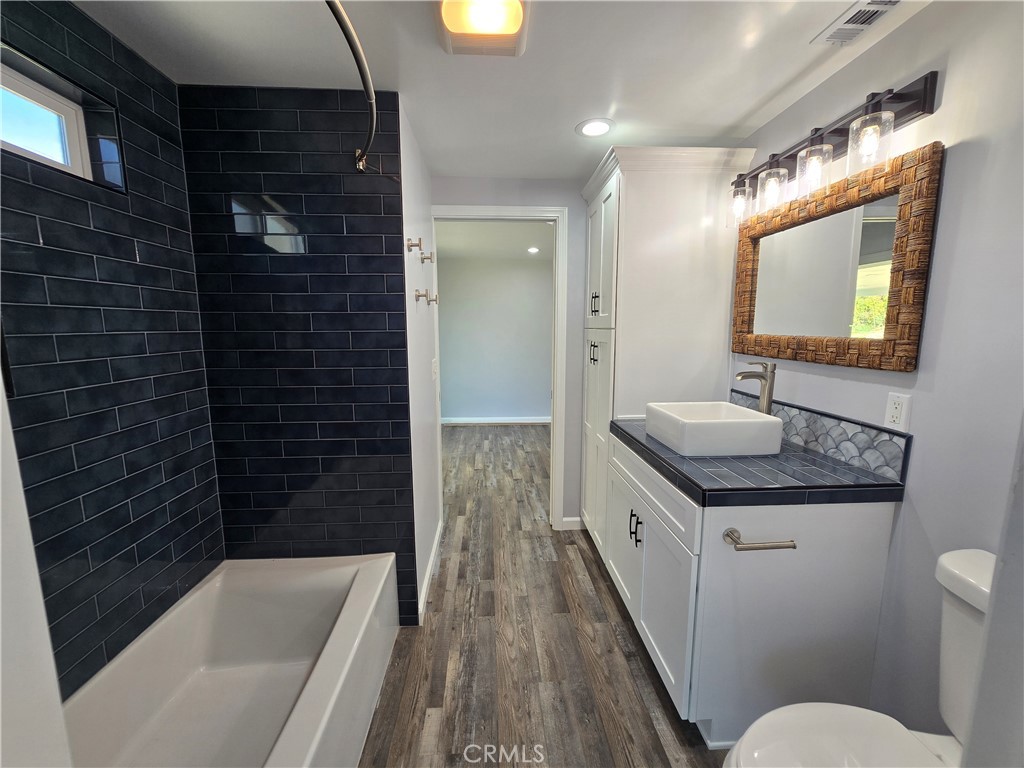 40025 Berenda Road Temecula, CA 92591 - Photo 35 of 38 Jack-n-Jill Bathroom