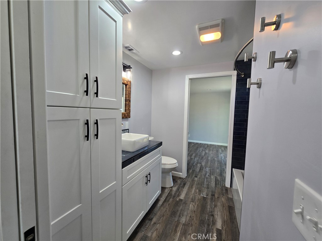 40025 Berenda Road Temecula, CA 92591 - Photo 37 of 38 Jack-n-Jill Bathroom